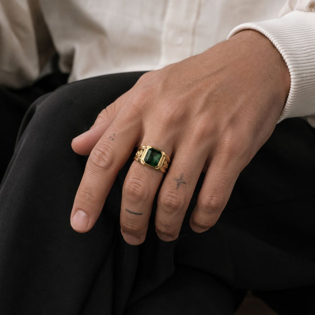 Emerald signet ring Gold