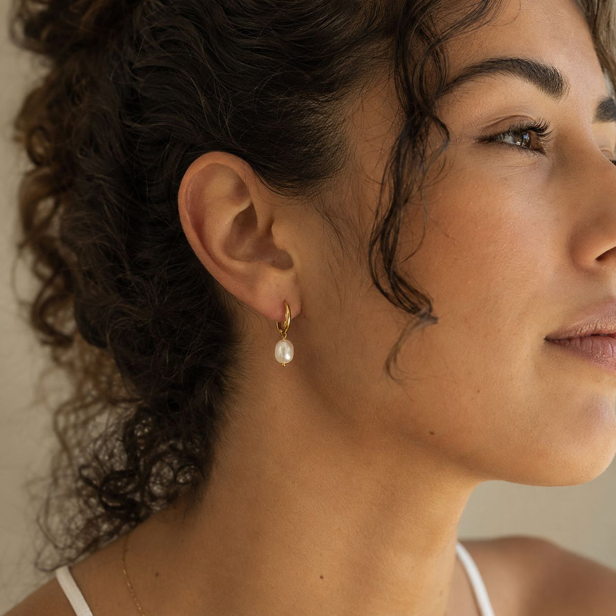 Pearl hoop earrings Gold
