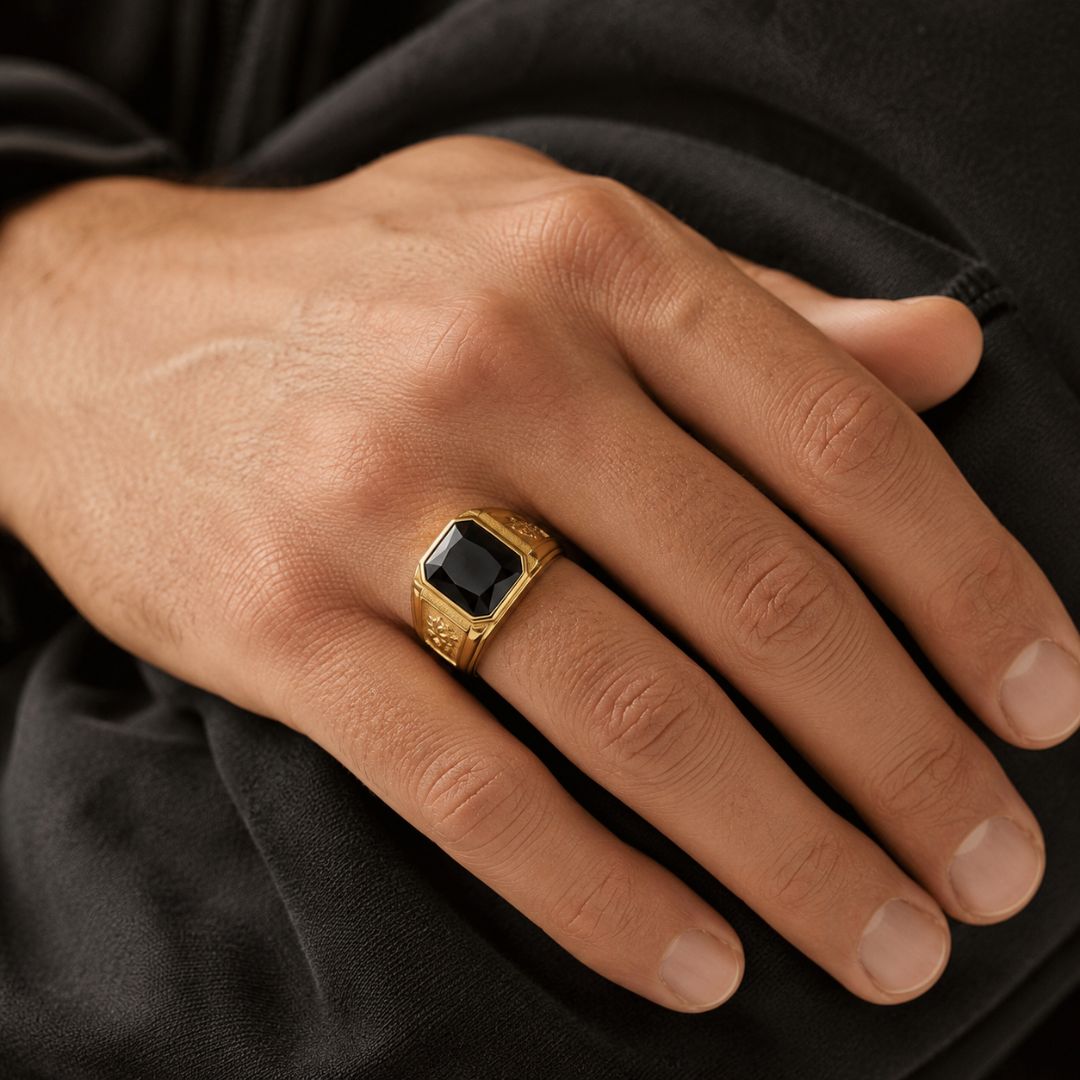 Black onyx signet ring Gold