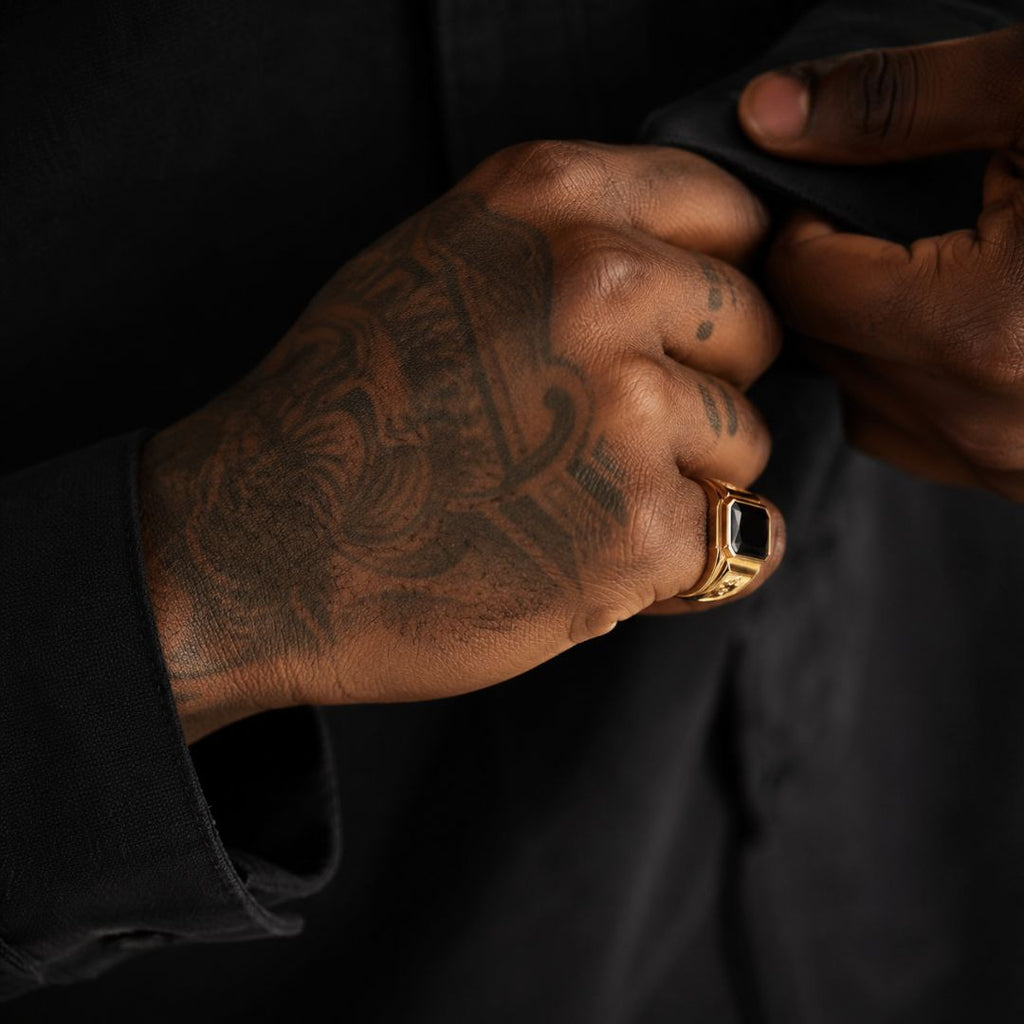 Black onyx signet ring Gold