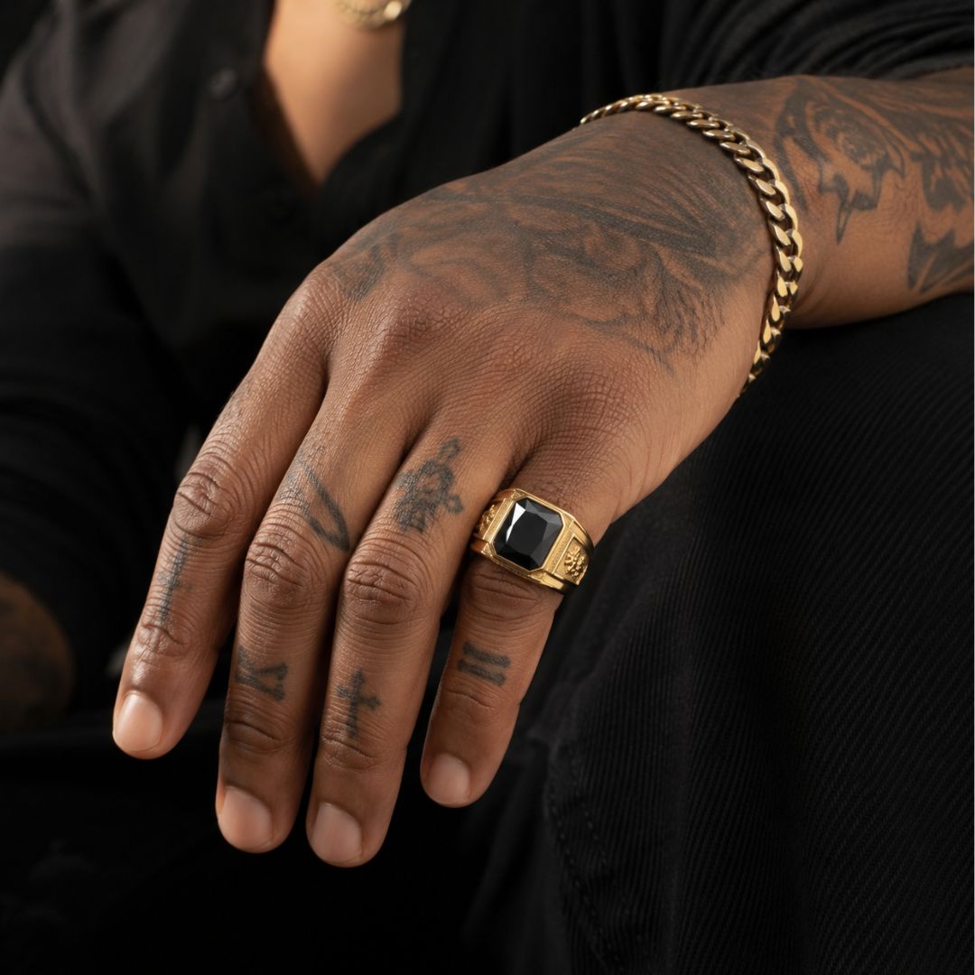 Black onyx signet ring Gold