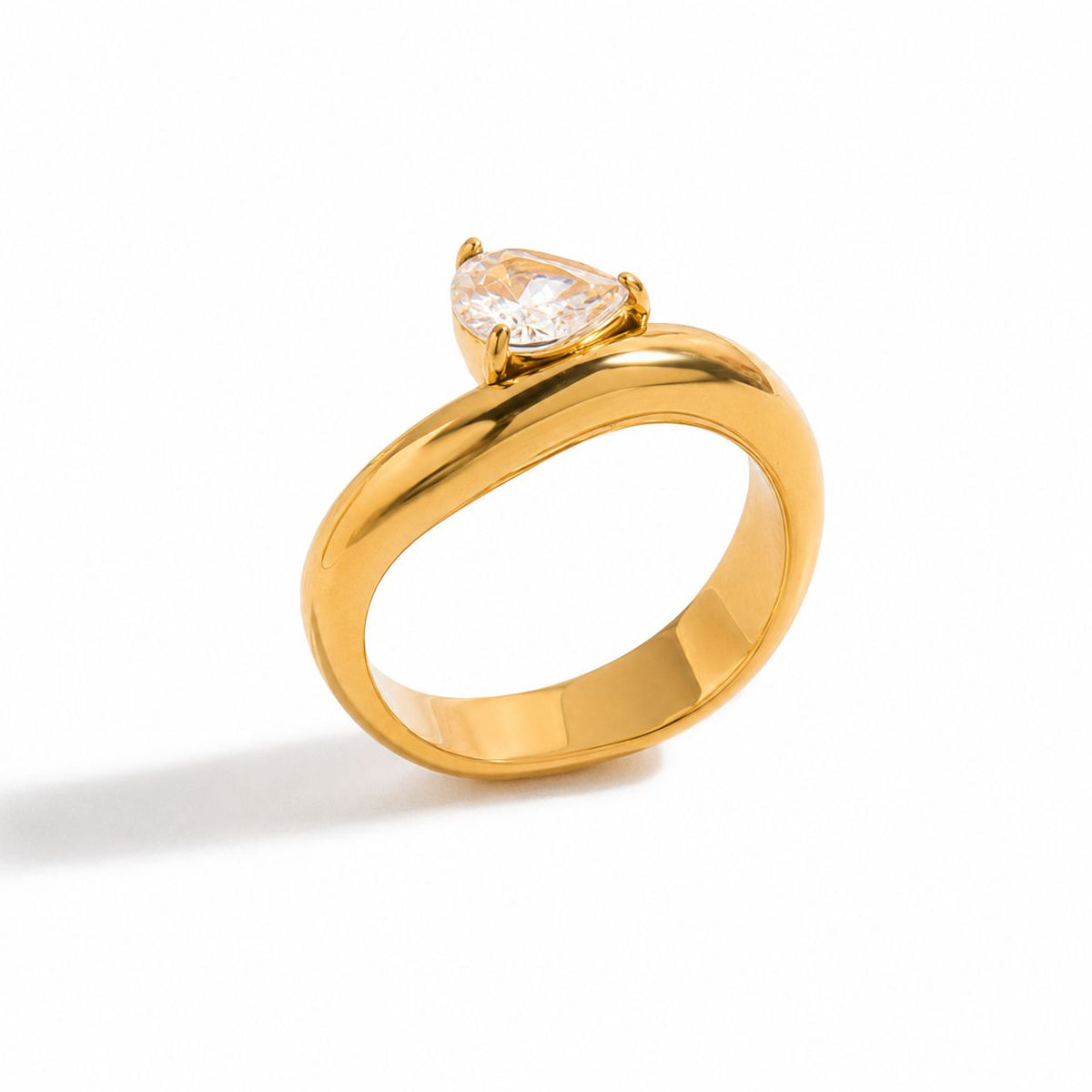 Teardrop statement ring Gold