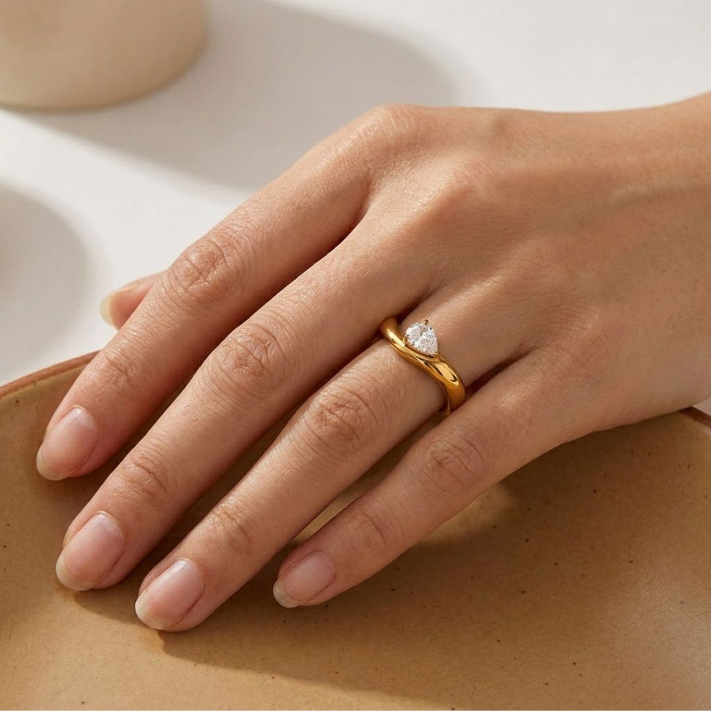 Teardrop statement ring Gold