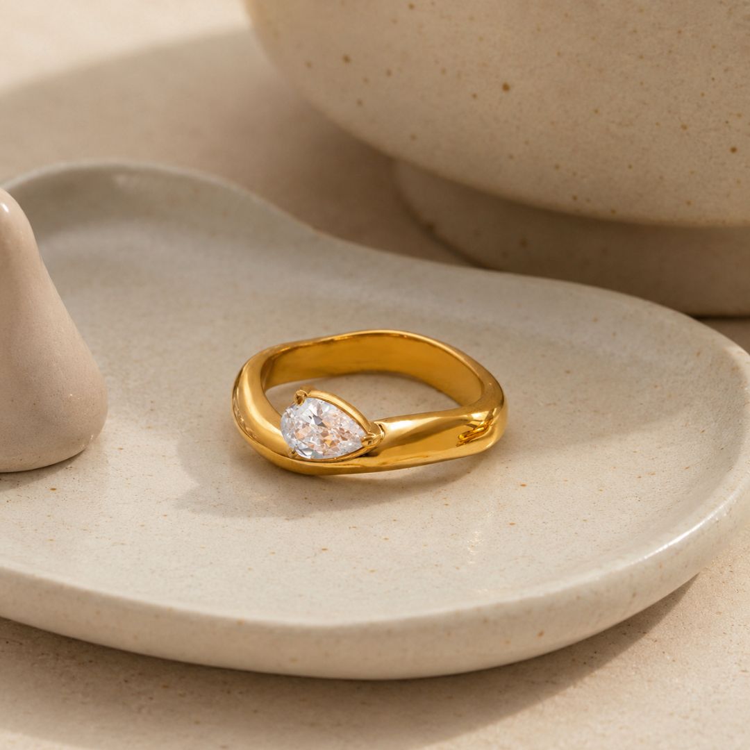 Teardrop statement ring Gold